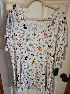 NWT Torrid Mickey & Friends Fitflare top. SUPER CUTE!! Size 4X(26W)